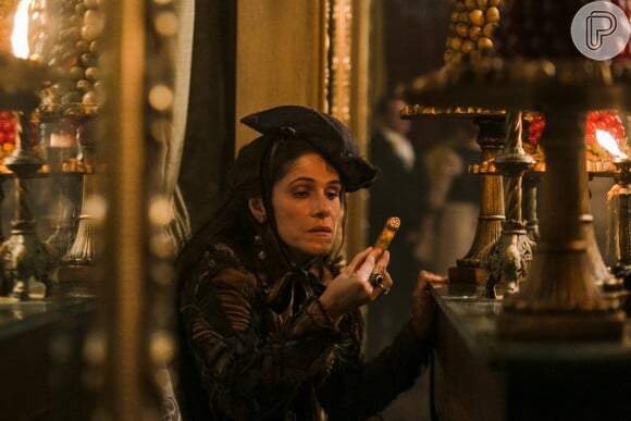 Elvira (Ingrid Guimarães) roubou uma barra de ouro, no primeiro capítulo da novela 'Novo Mundo'
