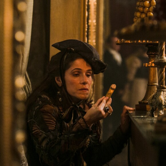 Elvira (Ingrid Guimarães) roubou uma barra de ouro, no primeiro capítulo da novela 'Novo Mundo'