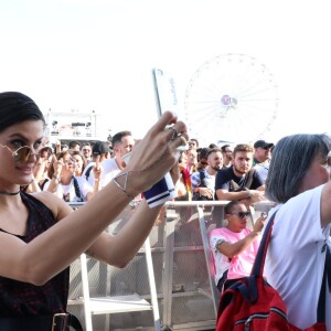 Isabeli Fontana tieta o marido, Di Ferrero, durante show