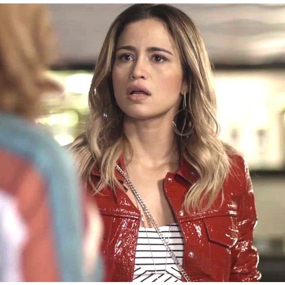 Sandra Helena (Nanda Costa) e Valkíria (Alexandra Richter) brigam diante do juiz, na novela 'Pega Pega'