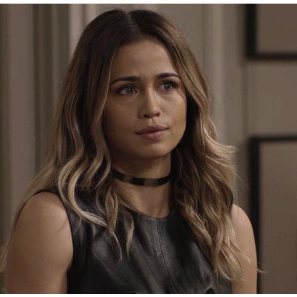 Sandra Helena (Nanda Costa) olha magoada para Eric (Mateus Solano), por ter sido enganada por ele, na novela 'Pega Pega'