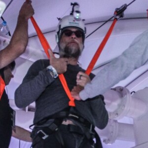 Fábio Assunção se prepara para descida radical na tirolesa