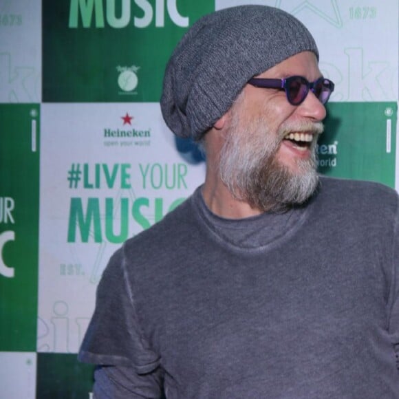 Fábio Assunção posou sorridente e exibiu o novo visual em um camarote