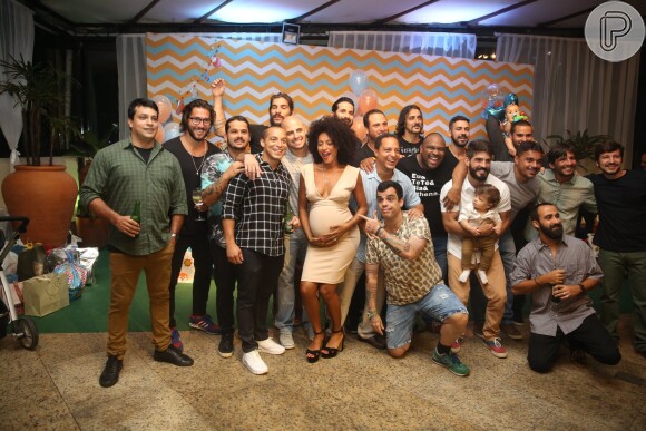 Sheron Menezzes reúne amigos e familiares em celebração de seu aniversário e chá de bebê do primeiro filho