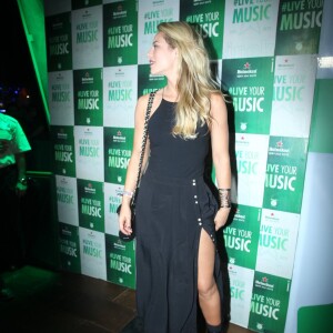 Paolla Oliveira apostou em um vestido fendado para o Rock in Rio