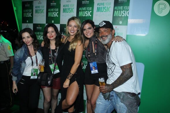 Paolla Oliveira esteve no Rock in Rio ao lado do namorado, Rogério Gomes, o Papinha, e amigas, como Carol Sampaio