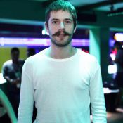 Maurício Destri adota cabelo curto e exibe visual no Rock in Rio: 'Repaginada'