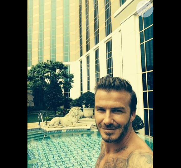 David Beckham esteve em Macau, na China e publicou uma foto na piscina do hotel em que ficou hospedado