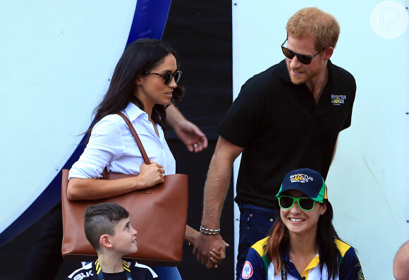 Príncipe Harry e Meghan Markle apareceram em clima de romance em evento esportivo