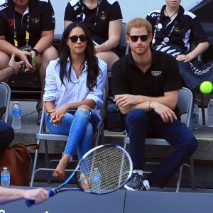 Príncipe Harry e Meghan Markle assistiram a um jogo de tênis em cadeiras de rodas no Invictus Games 2017