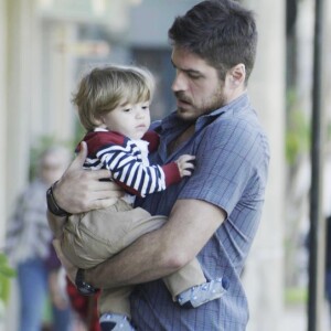 Zeca (Marco Pigossi) é o pai biológico de Ruyzinho (Lorenzo Souza), na novela 'A Força do Querer'