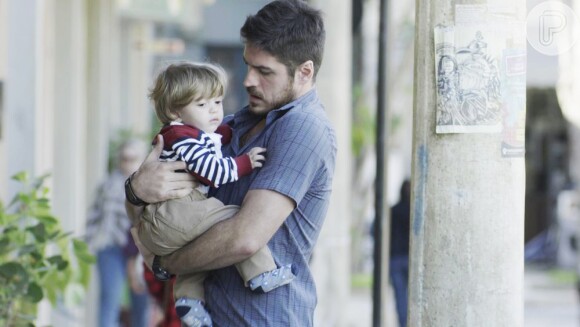 Zeca (Marco Pigossi) é o pai biológico de Ruyzinho (Lorenzo Souza), na novela 'A Força do Querer'