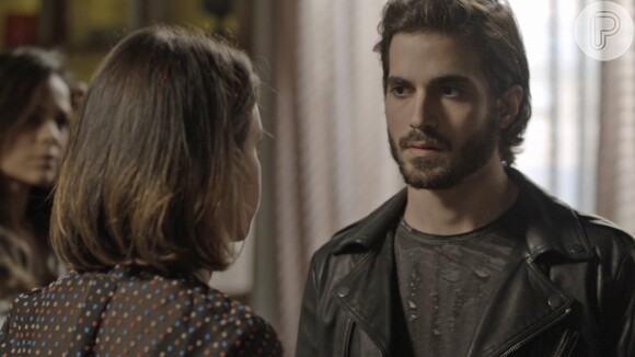Para fugir do flagrante, Ruy (Fiuk) Ritinha (Isis Valverde) se esconde na casa de Cibele (Bruna Linzmeyer), na novela 'A Força do Querer'