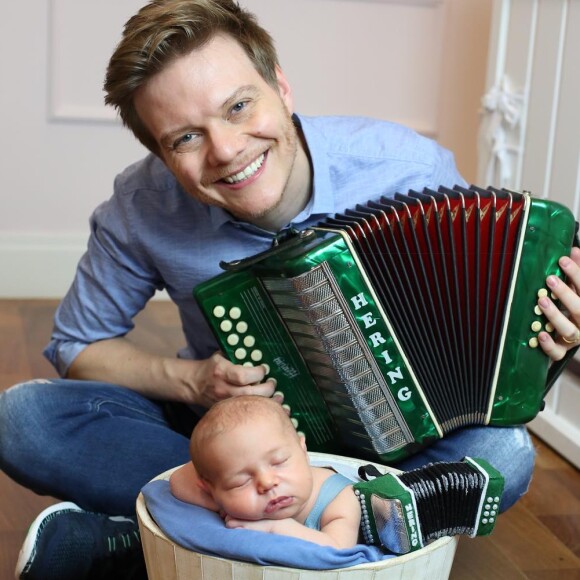 Michel Teló mostrou uma foto em que aparece com uma sanfona parecida com a do filho, Teodoro: 'Gurizinho'