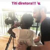 Giovanna Ewbank se diverte com Títi em bastidores de gravação: 'Diretora'. Vídeo