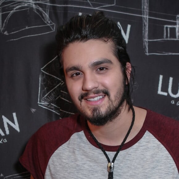 'Por isso, decidi que a partir de hoje vou me dedicar de corpo e alma ao estilo que eu realmente amo, o heavy metal. Keep rocking, babies!', afirmou Luan Santana