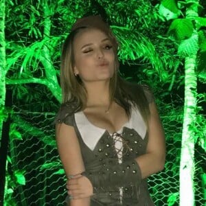 Larissa Manoela está curtindo baladas e festas a fantasia em Porto Seguro, na Bahia