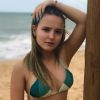 Larissa Manoela vem exibindo a boa forma em fotos de biquíni pelas praias de Porto Seguro