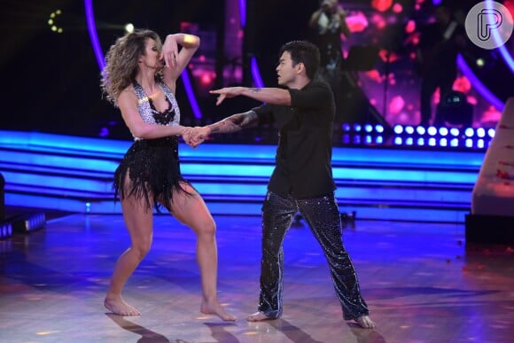 Yudi Tamashiro mostra o rebolado durante performance no programa 'Dancing Brasil'