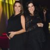 Patricia Abravanel e a irmã Renata Abravanel exibiram as barrigas de gravidez em um evento da Jequiti