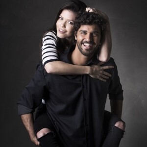 Bruno Cabrerizo e Vitória Strada trocaram mensagens pela internet antes do encontro para as gravações da novela 'Tempo de Amar'