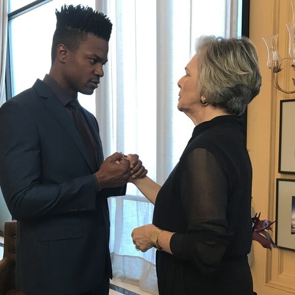 Sabine (Irene Ravache) aceita ir ao jantar para agradar Dom (David Junior), na novela 'Pega Pega'