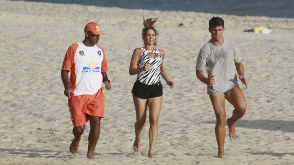 Danielle Winits leva o namorado, Amaury Nunes, para se exercitar na praia