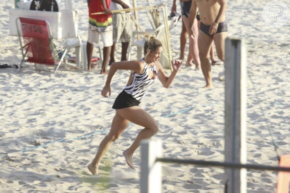 Danielle Winits corre na praia