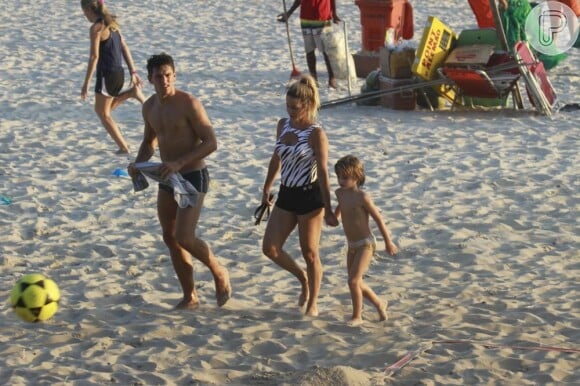 Danielle Winits, Amaury Nunes e Noah deixam a praia