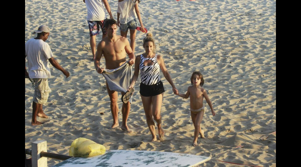 Foto Danielle Winits Deixa A Praia Com O Filho E O Namorado Purepeople