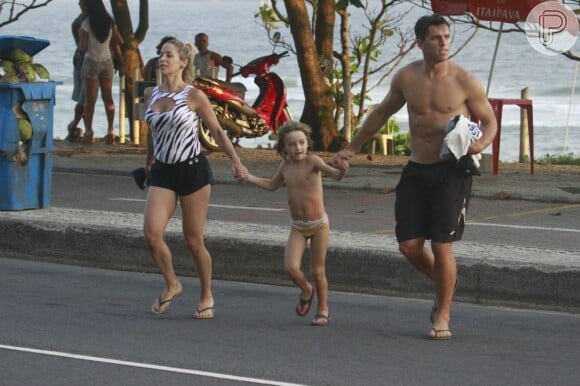 Danielle Winits, Amaury Nunes e Noah caminham na orla da Barra da Tijuca, no Rio