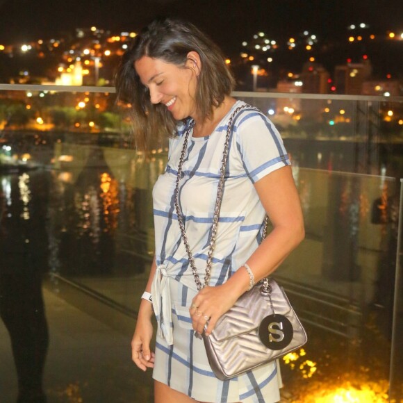 Carol Sampaio usou a bolsa na cor cinza metálico para o coquetel de lançamento da música 'Pesadão', da cantora Iza, com participação de Falcão, do grupo O Rappa, em 5 de outubro de 2017