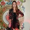 Marina Ruy Barbosa sobrepôs o look rendado com blazer com estampas de rosas para a festa da Dolce & Gabbana na Semana de Moda de Milão, em 24 de setembro de 2017