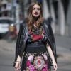 Marina Ruy Barbosa investiu nas flores para a Semana de Moda de Milão. Na cidade italiana, a atriz exibiu um look com vestido de renda de bordados florais, slippers de salto e bolsa e jaqueta com aplicações