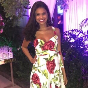 Grávida de oito meses, Aline Dias compôs um visual alegre com um longo com estampa de rosas. "Eu amei ele porque marcou bem a minha barriguinha", contou a atriz. A peça pode ser alugada na PowerLook, no Rio de Janeiro