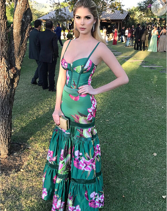 Bárbara Evans apostou em um vestido floral verde, usado com joias Bertini, para um casamento em 15 de julho de 2017