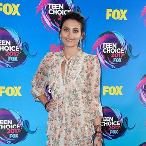 Paris Jackson, filha de Michael Jackson, usou vestido floral Zimmermann no Teen Choice Awards 2017, realizado em Los Angeles no dia 13 de agosto