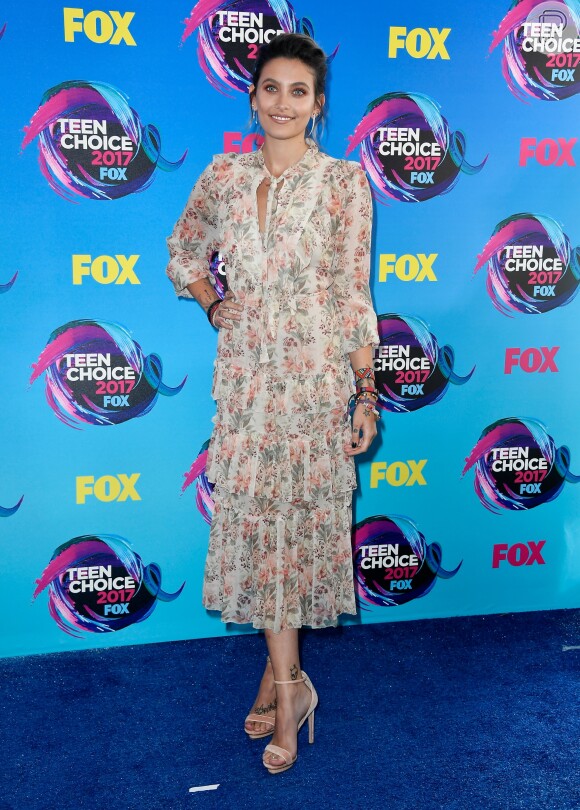 Paris Jackson, filha de Michael Jackson, usou vestido floral Zimmermann no Teen Choice Awards 2017, realizado em Los Angeles no dia 13 de agosto
