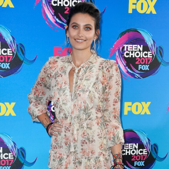 Paris Jackson, filha de Michael Jackson, usou vestido floral Zimmermann no Teen Choice Awards 2017, realizado em Los Angeles no dia 13 de agosto