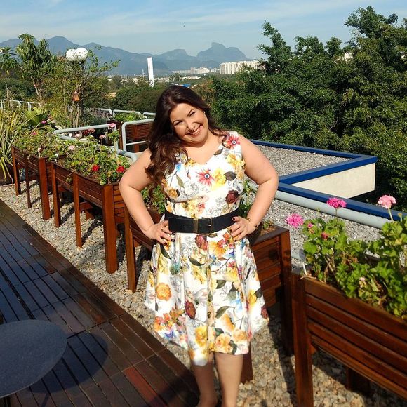 A atriz Mariana Xavier brindou o começo da primavera com um vestido florido midi em 22 de setembro de 2017