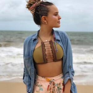 Larissa Manoela apostou ainda em um short florido para compor o look praia em Porto Seguro, na Bahia