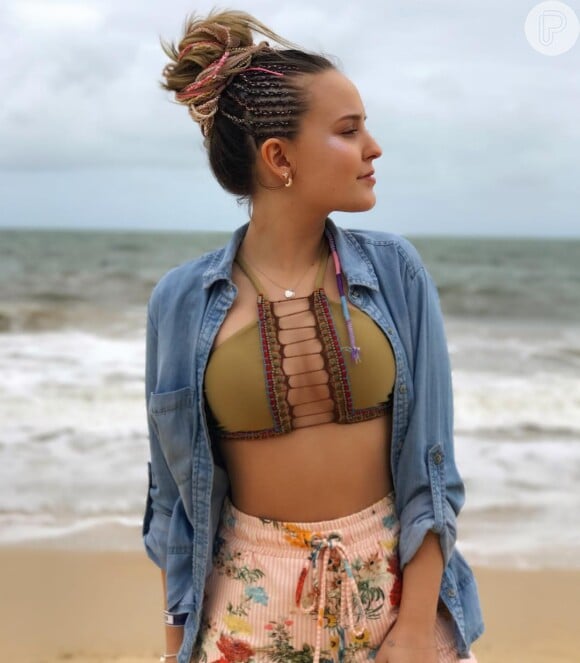 Larissa Manoela apostou ainda em um short florido para compor o look praia em Porto Seguro, na Bahia