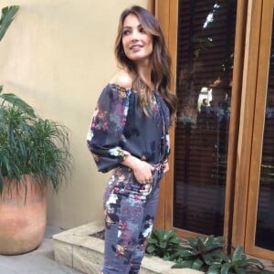 Patricia Poeta apostou em um conjunto floral para apresentar o programa 'É de Casa' em 1 de julho de 2017