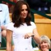 Kate Middleton usou floral com um vestido da grife londrina Catherine Walker & Co. para assistir ao torneio de Wimbledon, em Londres, em 16 de julho de 2017