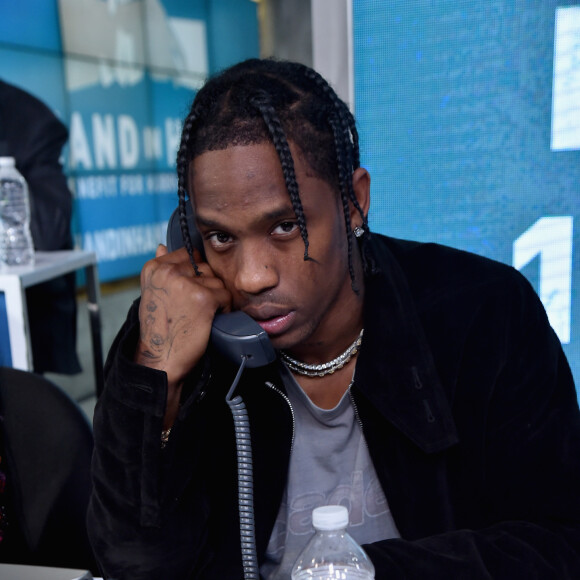 Travis Scott estaria falando com naturalidade sobre a gravidez da namorada e o filho aos amigos