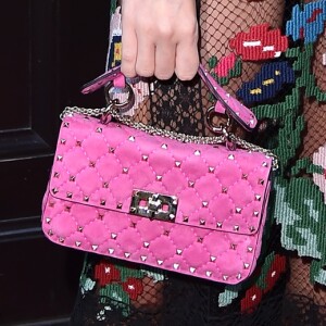 Lala Rudge elegeu uma bolsa pink Valentino para complementar o look para um coquetel da grife em Paris, na França, nesta terça-feira, 26 de setembro de 2017