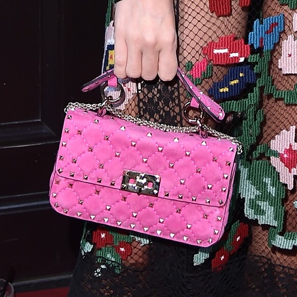 Lala Rudge elegeu uma bolsa pink Valentino para complementar o look para um coquetel da grife em Paris, na França, nesta terça-feira, 26 de setembro de 2017
