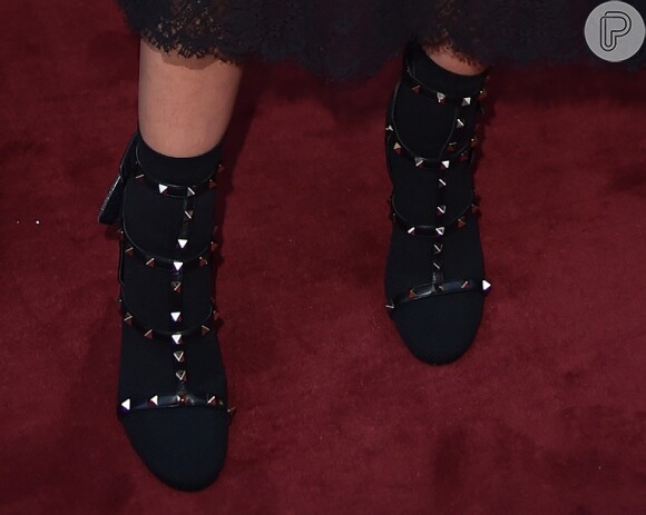 Lala Rudge usou o sapato Valentino de bico arredondando com meias durante a Semana de Moda de Paris, em 26 de setembro de 2017