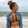 Larissa Manoela exibiu biquíni de R$ 223,00 da grife New Beach durante viagem à Bahia