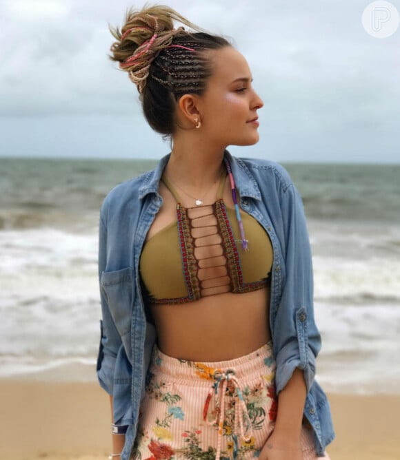 Larissa Manoela exibiu biquíni de R$ 223,00 da grife New Beach durante viagem à Bahia